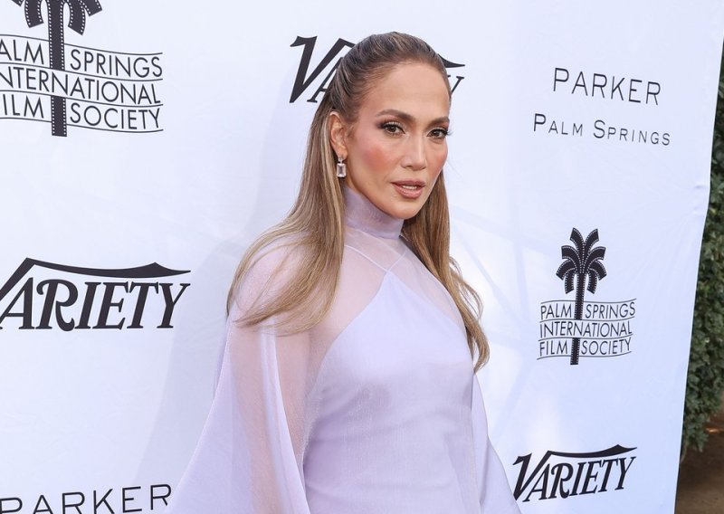 Jennifer Lopez lepršavu kreaciju začinila cipelama koje ili volite ili prezirete