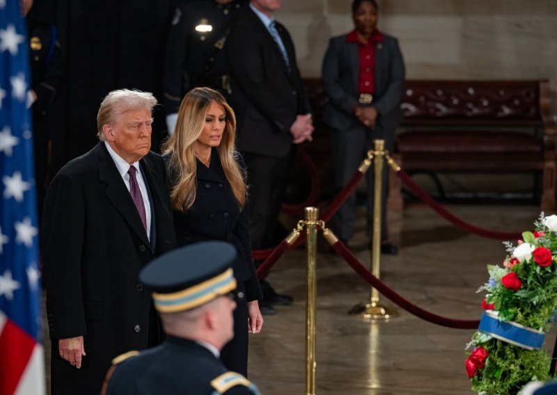 Donald Trump s Melanijom odao počast pred lijesom Jimmyja Cartera