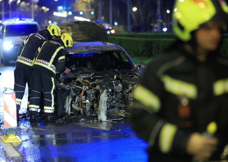 U Zagrebu izgorio Mercedes suvlasnika kluba Ritz? Policija sumnja da je požar podmednut