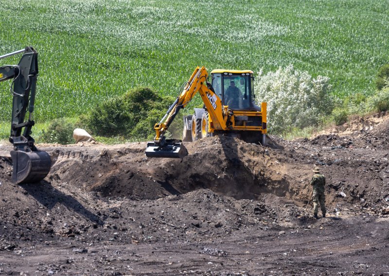 Medved i Turudić o masovnoj grobnici kod Vukovara: Ostaci žrtava možda ispod azbestne piramide