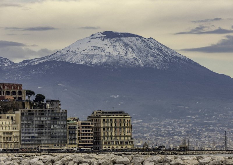 Pao snijeg na jugu Italije, zabijelio se i Vezuv