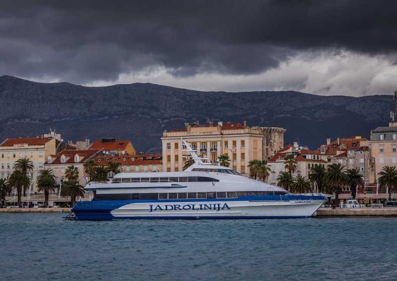 Split: Zbog olujne bure u prekidu katamaranske i trajektne linije