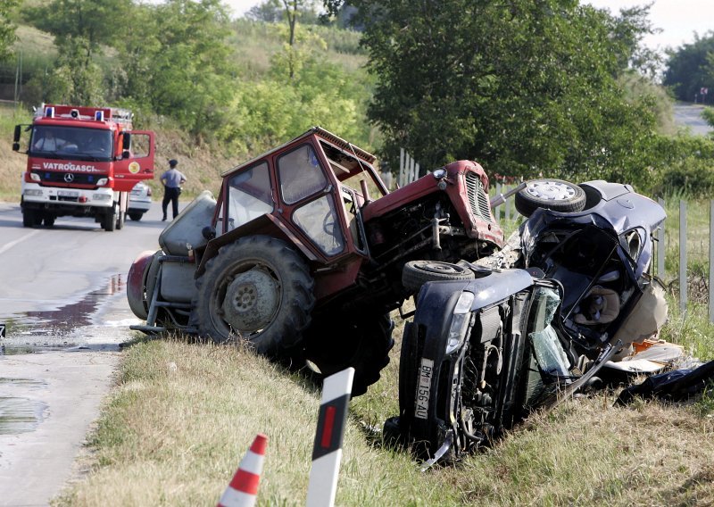 Teško stradao pri prevrtanju traktora