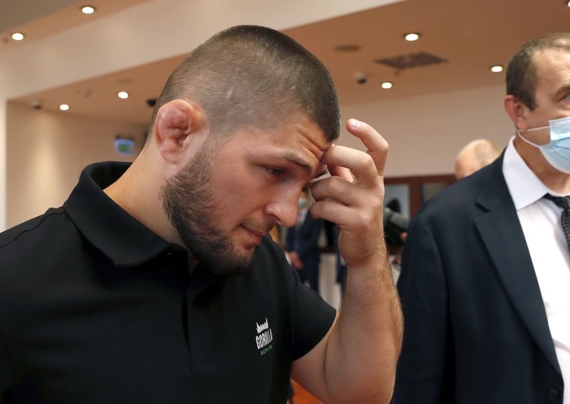 Khabib se posvađao sa stjuardesom. Morao je izaći iz aviona, pogledajte video