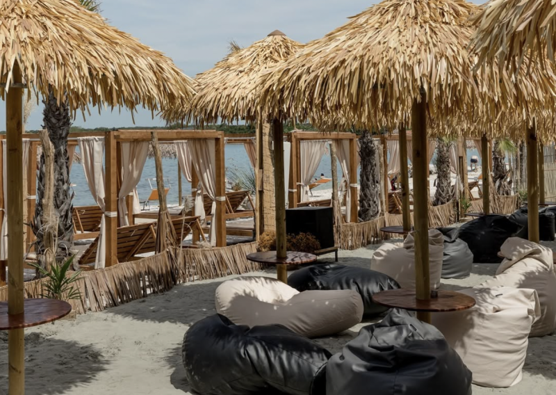 Noćas u potpunosti izgorio luksuzni beach bar Lux u istarskom Peroju