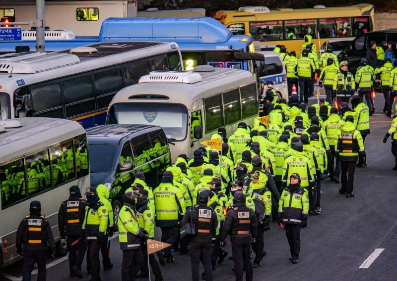 Kaos pred rezidencijom: Zašto se policija toliko namučila uhititi južnokorejskog predsjednika?