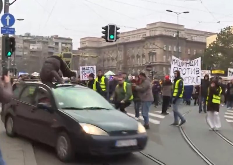 Užas: Na prosvjedu u Beogradu Fordom se zaletio u masu i pomeo studenticu