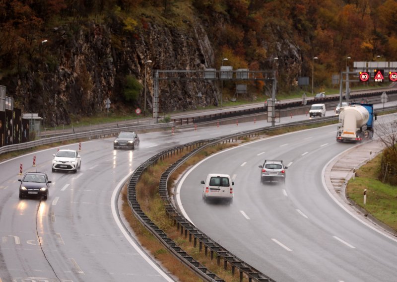 Predmet na kolniku ometa promet na autocesti prema Rijeci