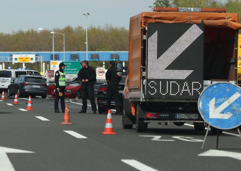 Zbog prometne nesreće usporen promet na autocesti A1 kod Gospića: Vlada magla na cestama