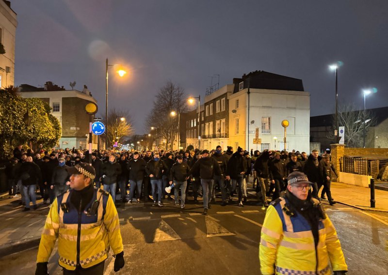 Pogledajte kako se pjesma BBB-a orila na putu do stadiona Arsenala