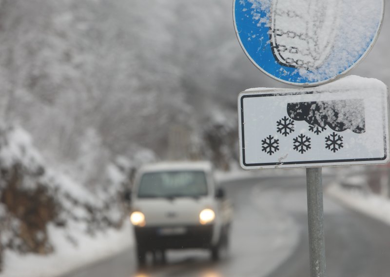 Magla i poledica vladaju cestama, zbog jakog vjetra u prekidu neke brodske linije