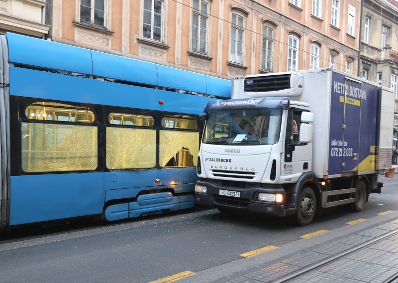 Neobičan sudar tramvaja i kamiona u centru Zagreba