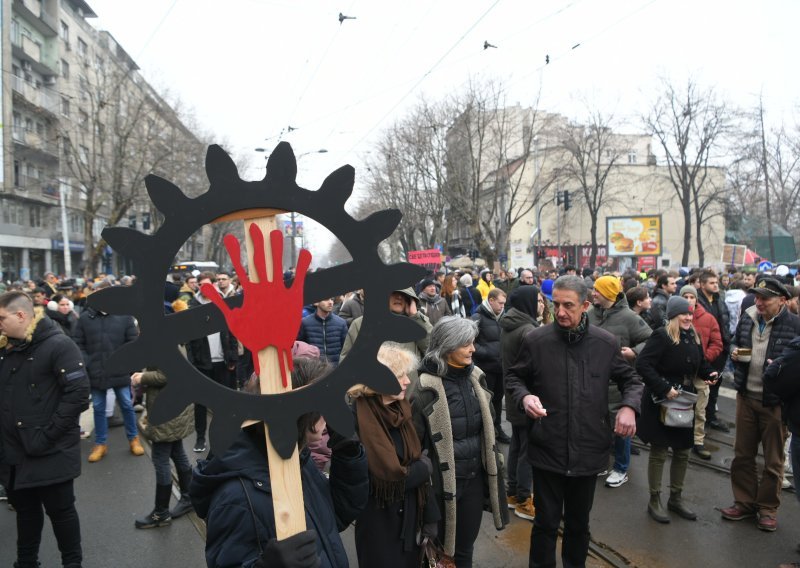 Studenti u Srbiji pozivaju na opći štrajk, pridružuje se sve više ljudi, sindikati podijeljeni