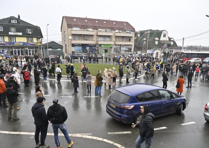 Uznemirujući video: Automobil naletio na okupljene, studentica teže ozlijeđena