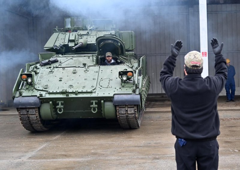 Pogledajte kako izgleda obuka mehaničara na novim Bradleyima