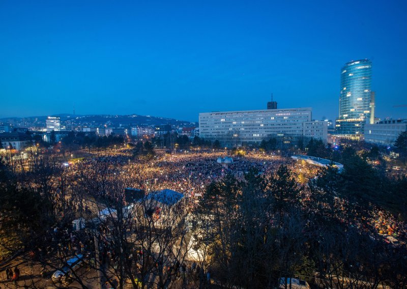 Prosvjedi u Slovačkoj sve masovniji: 'Dosta Fica!'