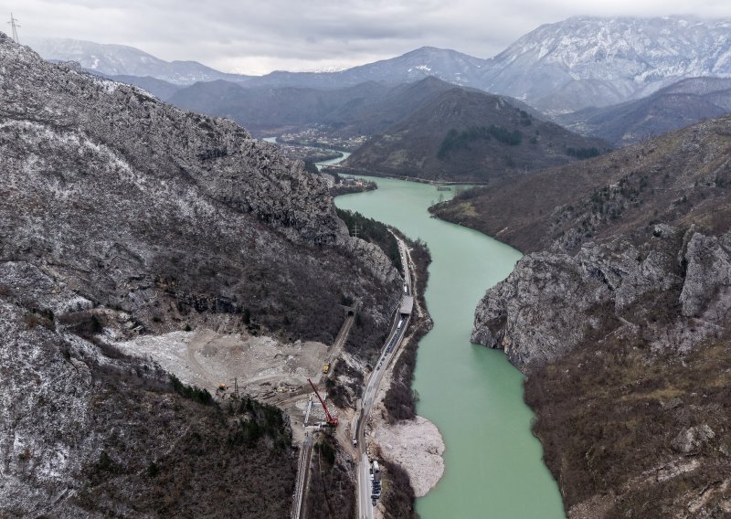 Turci popravili prugu do Ploča uništenu u poplavama, vlakovi kreću sljedećeg tjedna