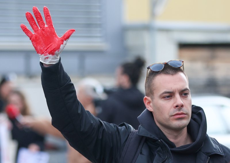 Zvijezda serije 'U dobru i zlu' na mirnoj akciji solidarnosti ispred srpske ambasade