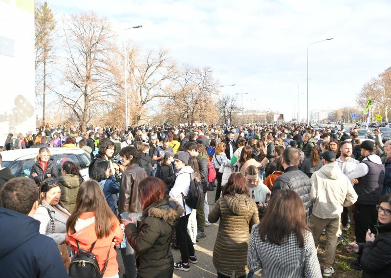 Kolona studenata pješke krenula u Novi Sad: 'Stižemo jači nego ikad'