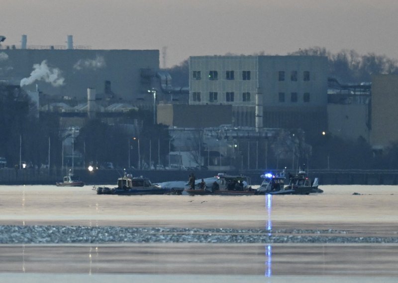 Pronađene crne kutije smrtonosne zrakoplovne nesreće nad Washingtonom