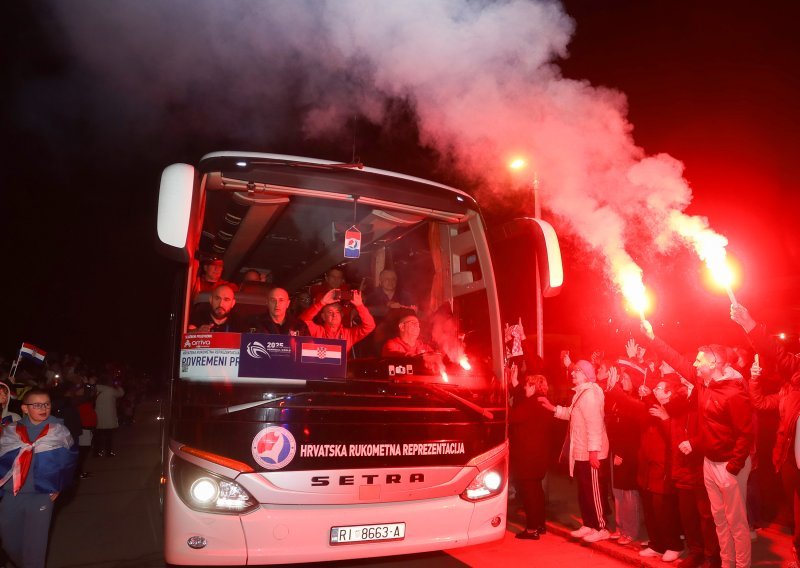 Ludnica na ulicama Karlovca: Navijači spektakularno ispratili hrvatske rukometaše prema Areni