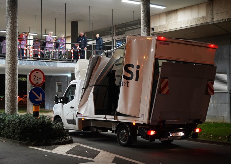 Neobična prometna nezgoda: Kamion udario u stepenice gradske uprave u Zagrebu