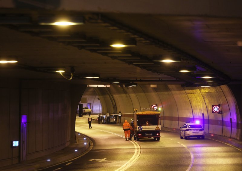 Zbog prometne nesreće u tunelu na A6 u smjeru Zagreba vozi se jednim trakom