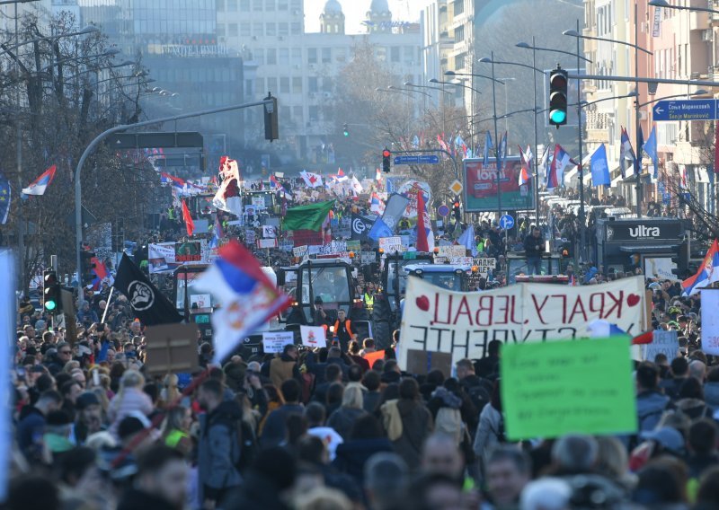 U tijeku velika blokada: Stotine tisuća ljudi na ulicama, studenti blokirali tri mosta