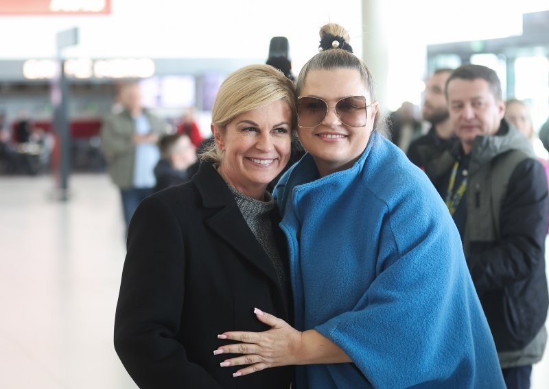 Razdragana Kolinda Grabar-Kitarović dočekala rukometaše u zračnoj luci