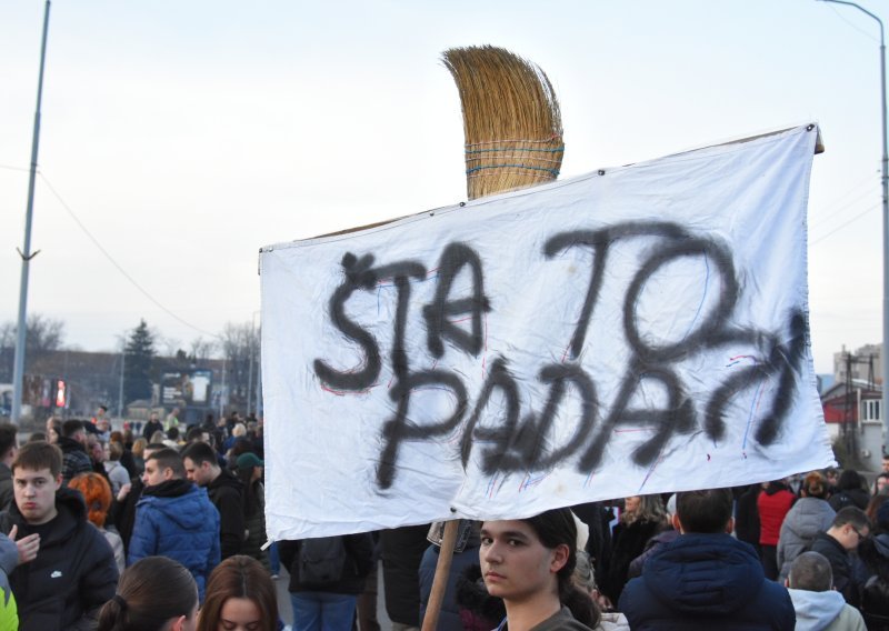 Studenti u Podgorici blokirali najprometniju prometnicu: 'Ostavke, foteljaši!'