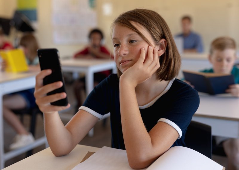 Zabrane mobitela u školama ne poboljšavaju ocjene ni mentalno zdravlje