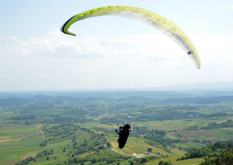 Nesreća kod Ravne Gore: Paraglajder pao u šumu; HGSS ga pokušava spustiti s drveća