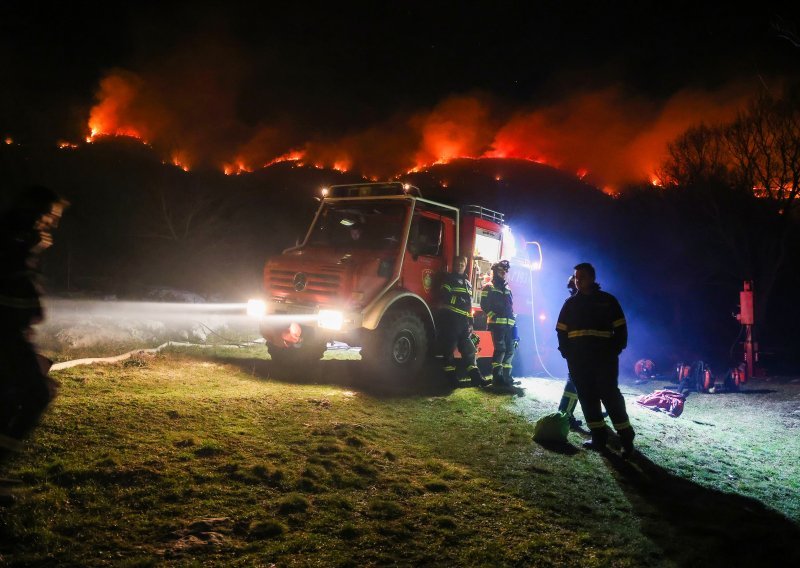 Kozlevac o požaru podno Učke: Vatra je pod nadzorom, ali pred vatrogascima je zahtjevna noć