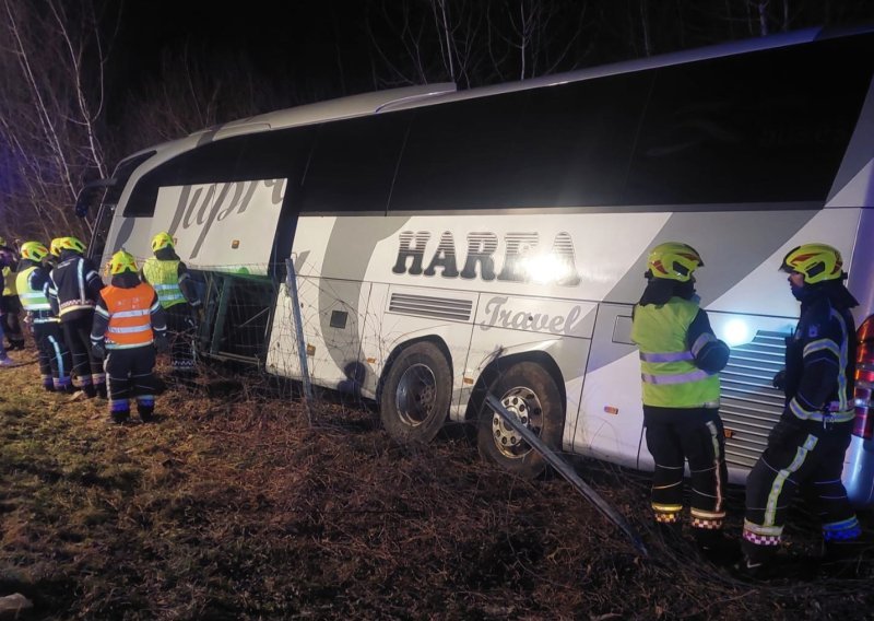 Na A1 se prevrnuo autobus u kojem je bilo 28 ljudi: Ima ozlijeđenih