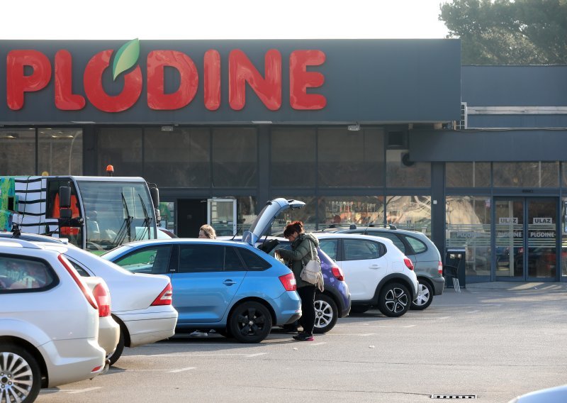 FOTO: Pogledajte kako izgledaju trgovine na dan trećeg bojkota. Neki su gradovi popustili?