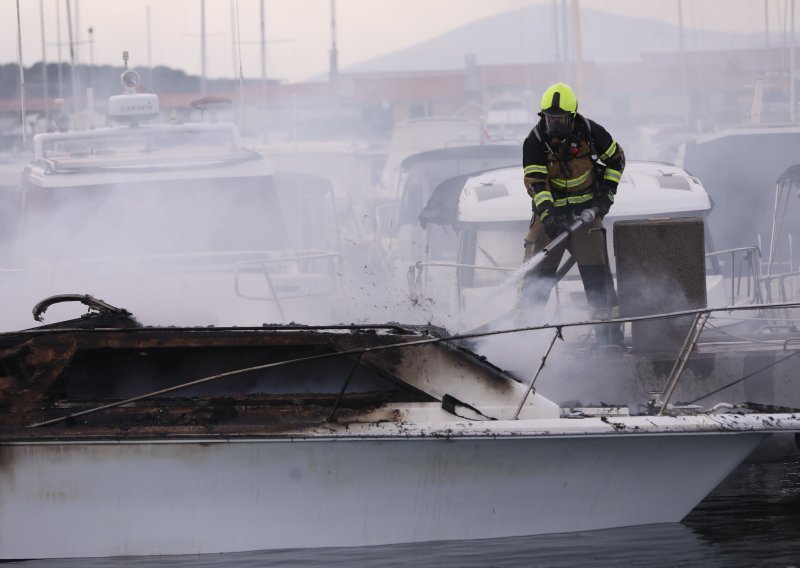 Poznat uzrok velikog požara u splitskoj lučici Spinut