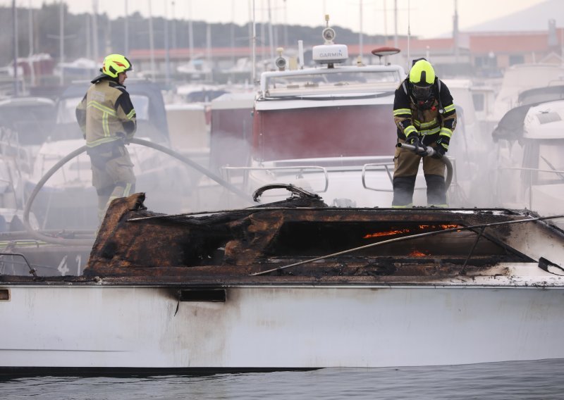 Požar u lučici u Splitu, gore brodice, diže se gusti, crni dim