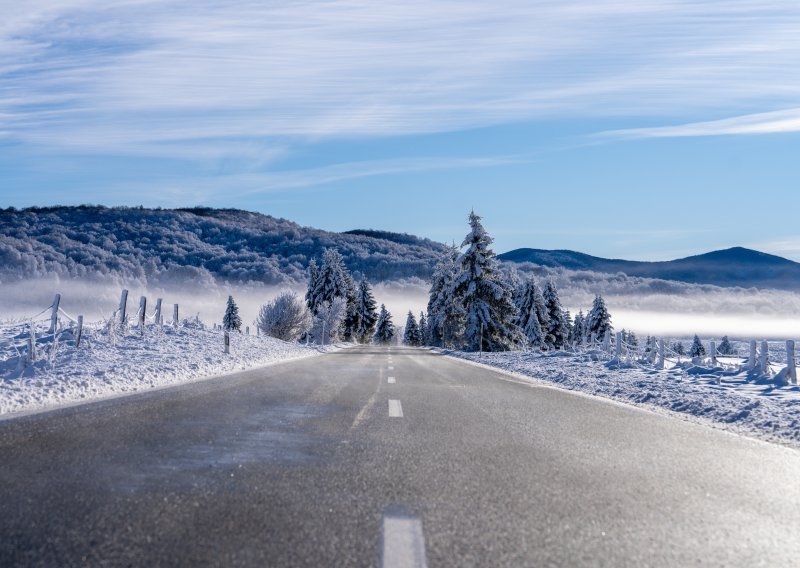 Stigla promjena vremena: Meteorolozi najavili snijeg na kopnu i lokalne pljuskove