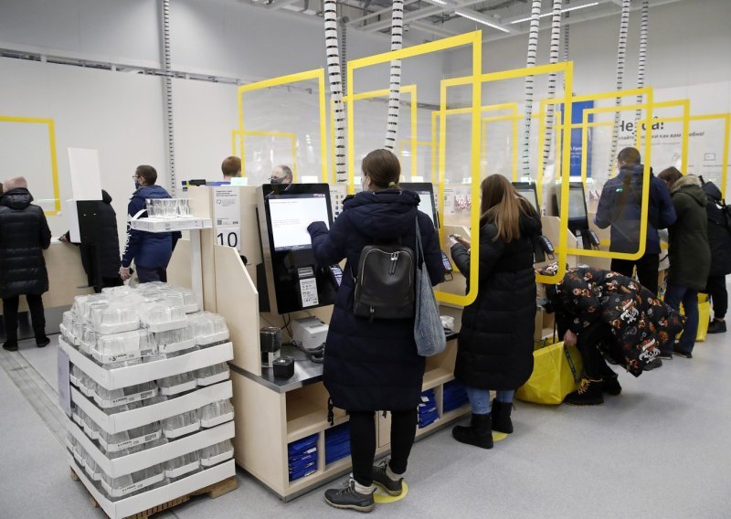 Samoposlužne blagajne dobit će posebnog čuvara: Pratit će svakog kupca u stopu, Ikea ih već koristi