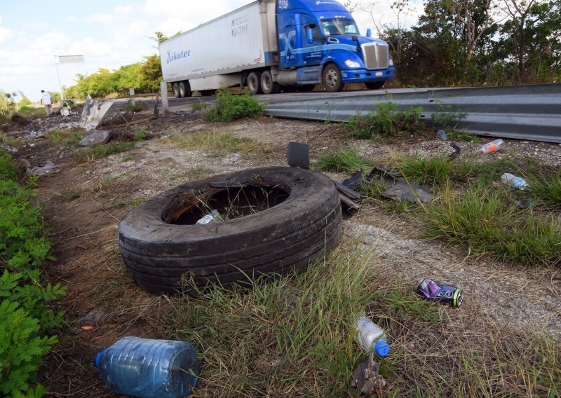 Užas u Meksiku: U sudaru autobusa i kamiona poginulo najmanje 38 ljudi