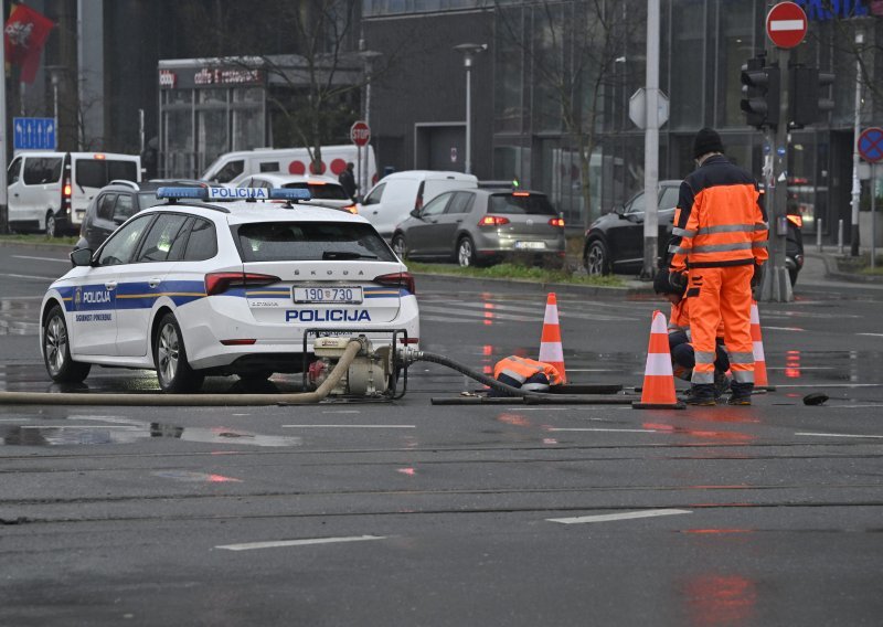 FOTO Pukla cijev na prometnom raskrižju u Zagrebu: Nema vode, preusmjerene tri tramvajske linije