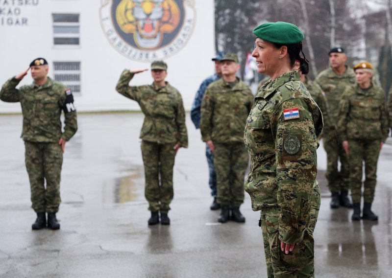 Prvi puta zapovijeda žena: Hrvatski vojnici ispraćeni u NATO misiju u Mađarsku