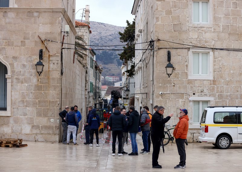 Pogledajte akciju skidanja povijesnog zvonika na Pagu; pomaknuo se uslijed potresa