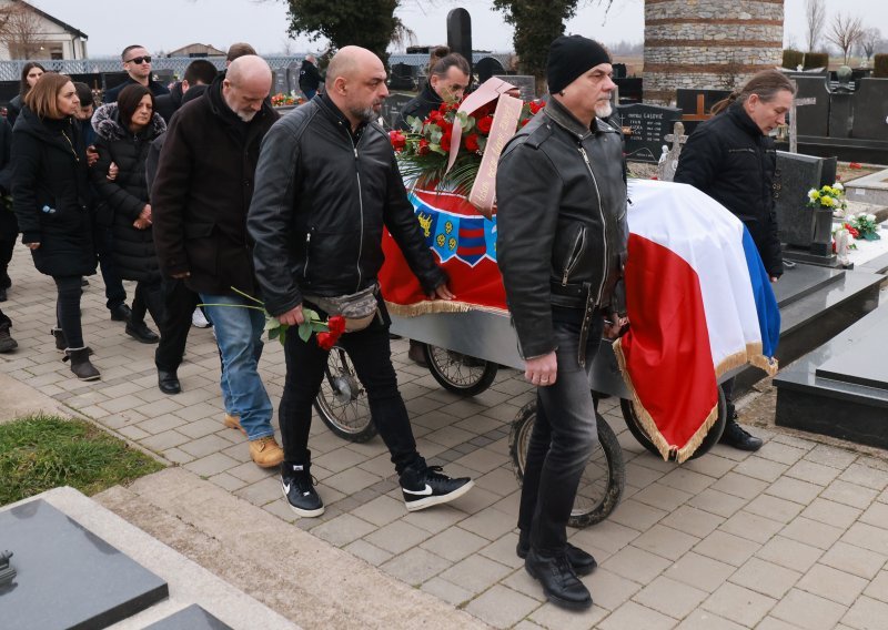 Održan sprovod Slavena Živanovića Žiže: Članovi benda 'Opća opasnost' nosili su lijes