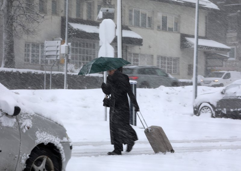 Hladna subota donosi buru na obali, a i snijeg u unutrašnjosti