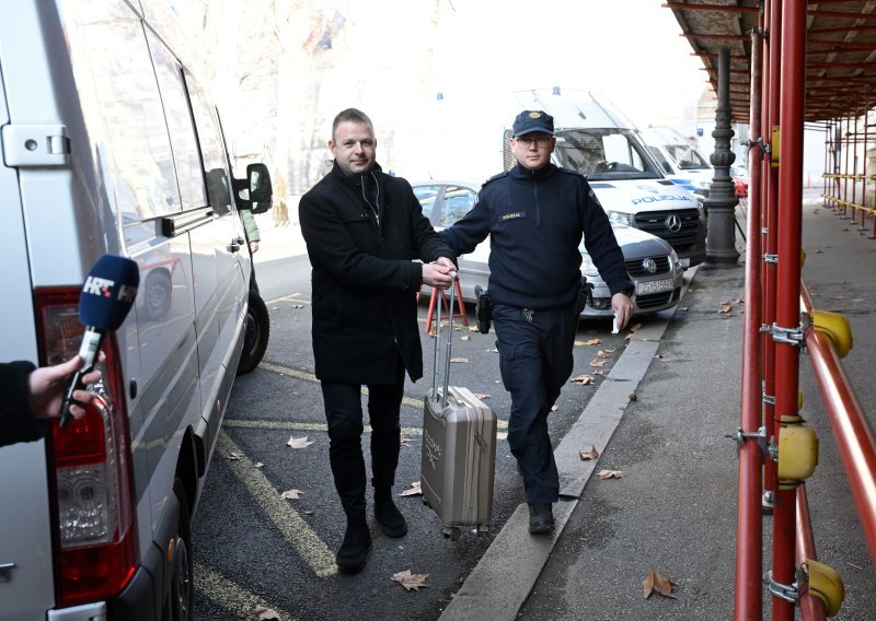 Bračni par osumnjičen za nepropisno odlaganje otpada dobio istražni zatvor