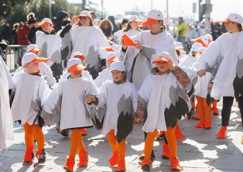 Počelo veselje na riječkom karnevalu: Sudjeluje 6 700 maškarica