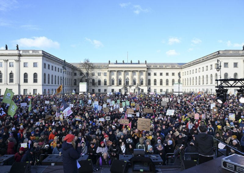 Unter den Linden dupkom pun: Trideset tisuća ljudi na ulicama Berlina protiv desnice