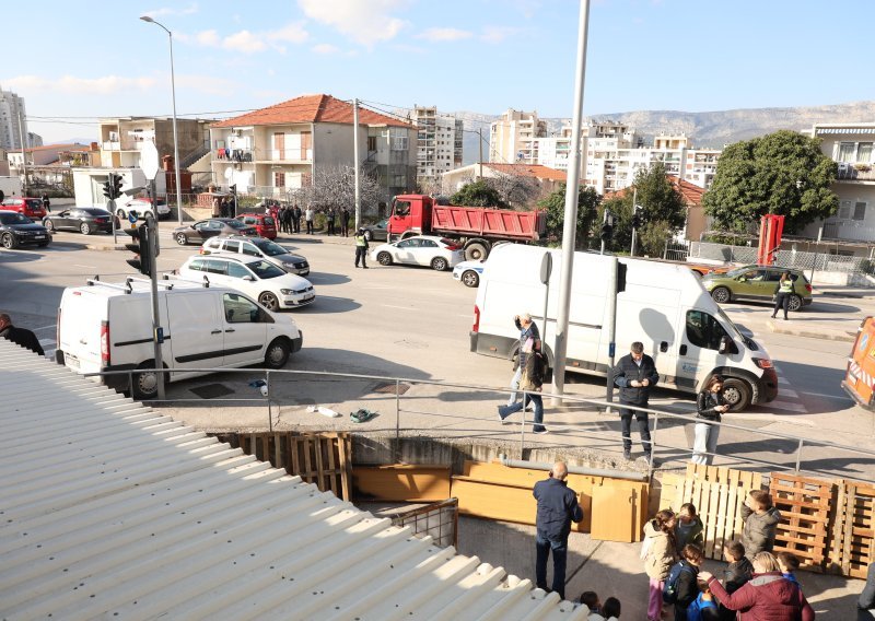 Nesreća u Splitu: Kombi se sam pokrenuo i naletio na grupu djece