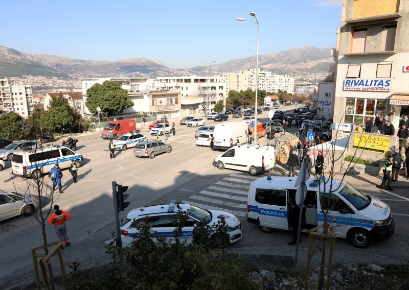 Policija prijavila vozača koji je zaboravio povući ručnu, pa kombi naletio na djecu